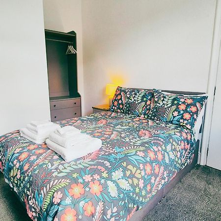 Cozy Room In Modern House Near ノッティンガム エクステリア 写真