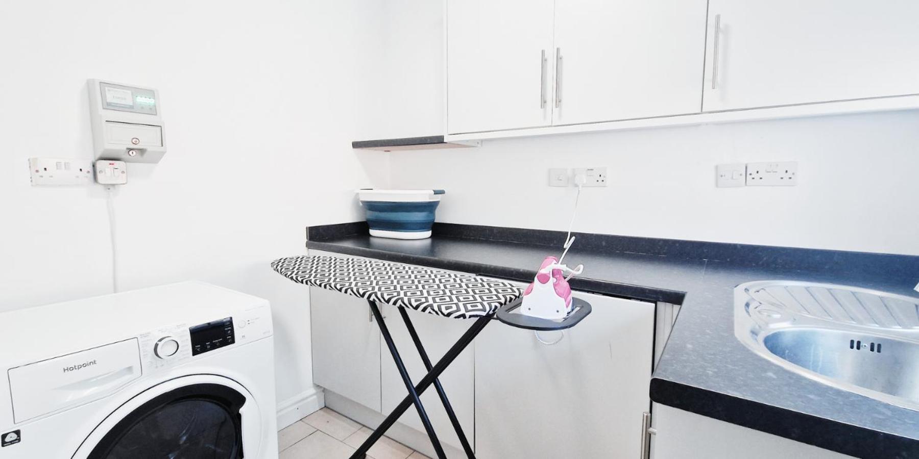 Cozy Room In Modern House Near ノッティンガム エクステリア 写真