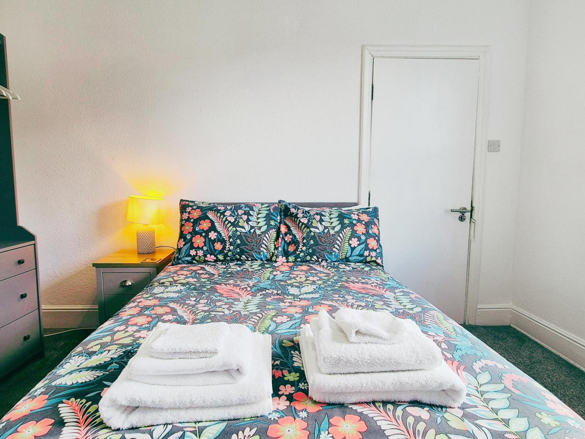 Cozy Room In Modern House Near ノッティンガム エクステリア 写真
